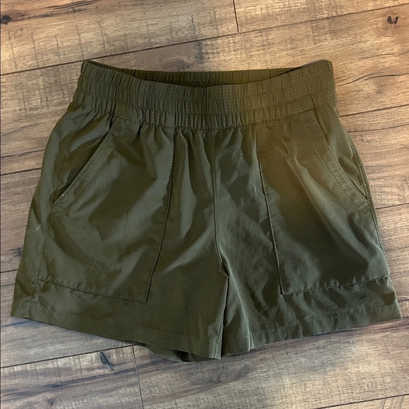 Athleta Pants - Athleta Olive Women's Cargo Shorts